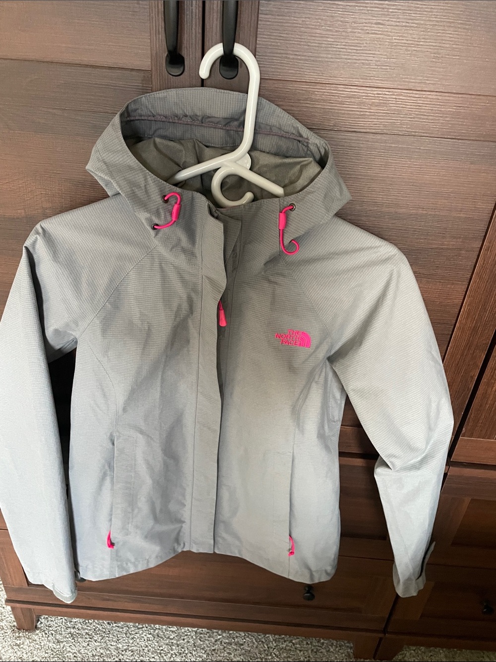 The North Face Women's Light Gray Ski Jacket with Pink Accents